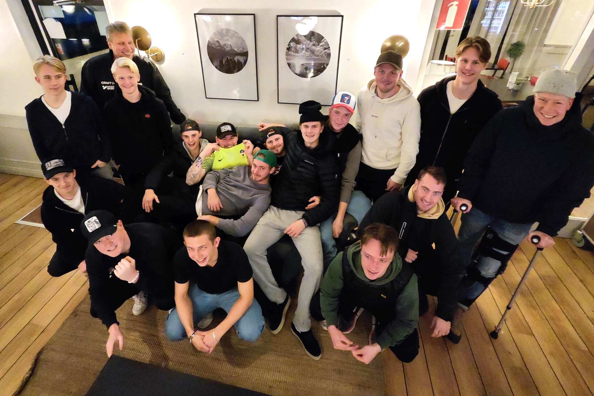 När spelarna i Hova/Weimer Lyrestad tinat upp efter en dyblöt tillställning i Alingsås kunde de värma sig med ett säkrat division fem-kontrakt.