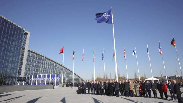 Ceremonin när finska flaggan skulle hissas för första gången utanför Natohögkvarteret i Bryssel.