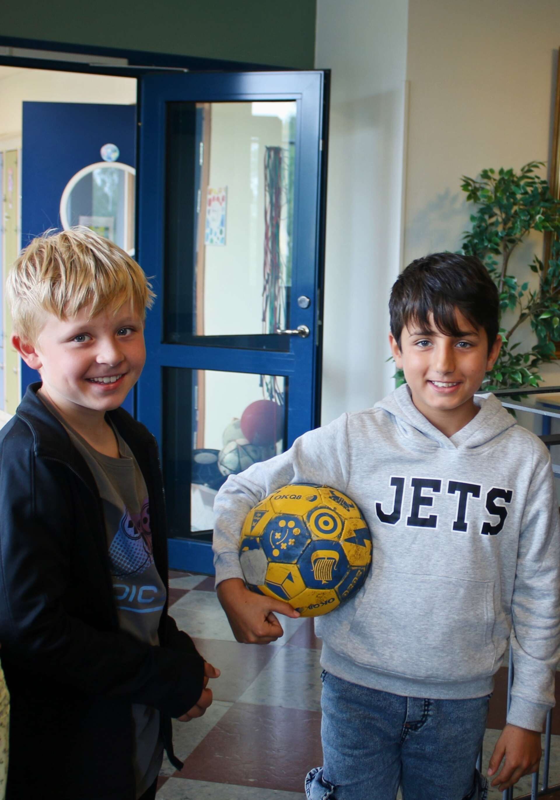 Milo och Abdalaziz tycker att det är KUL med fotboll. 