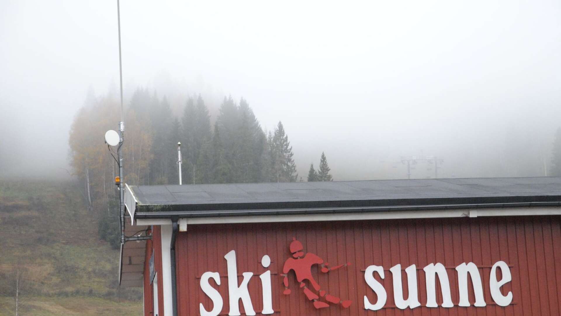 Ski Sunne gör snö sedan i morse. Redan i morgon kan utförsåkarna boka säsongskort och sätta press på priserna.