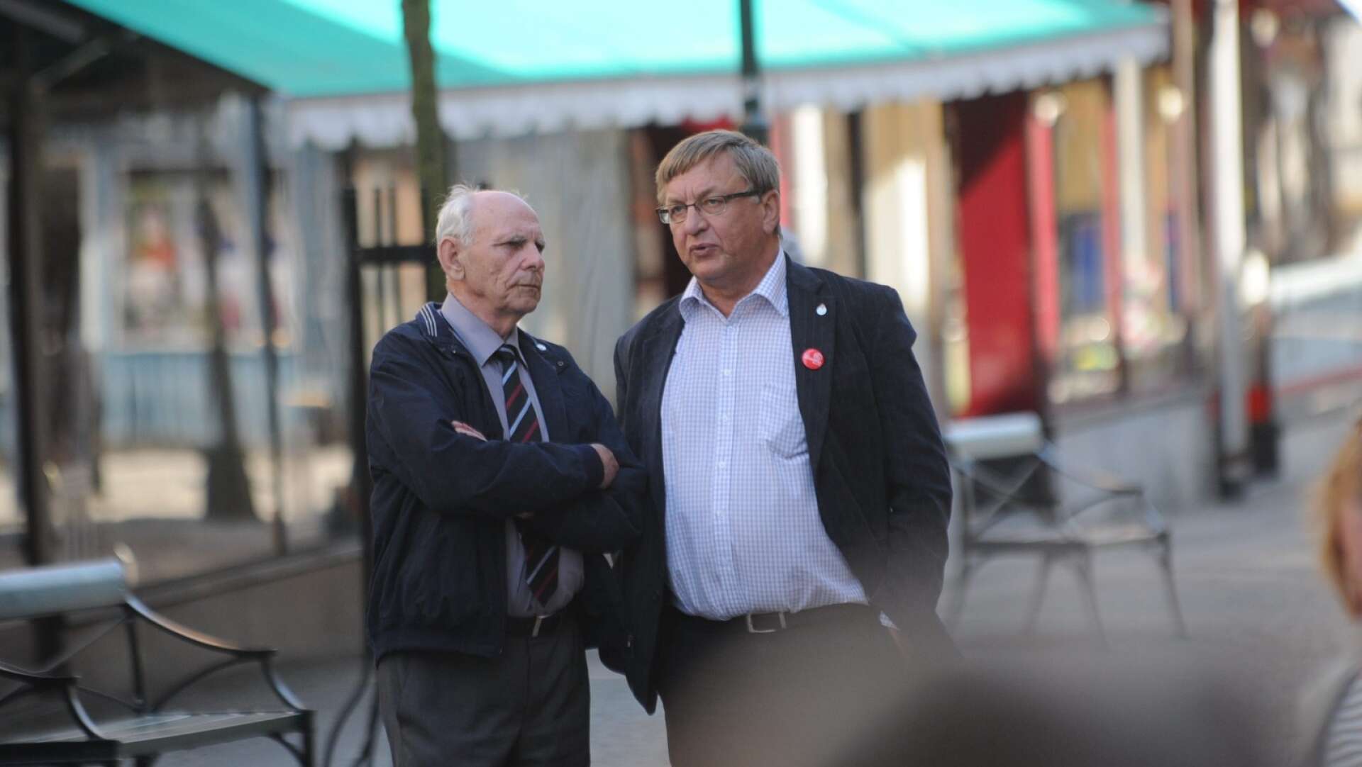 Gunnar Nyberg, förrförre kommunalrådet (S) i Arvika, samtalar med efterträdaren, Claes Pettersson (S). En bild från 1 maj 2009.
