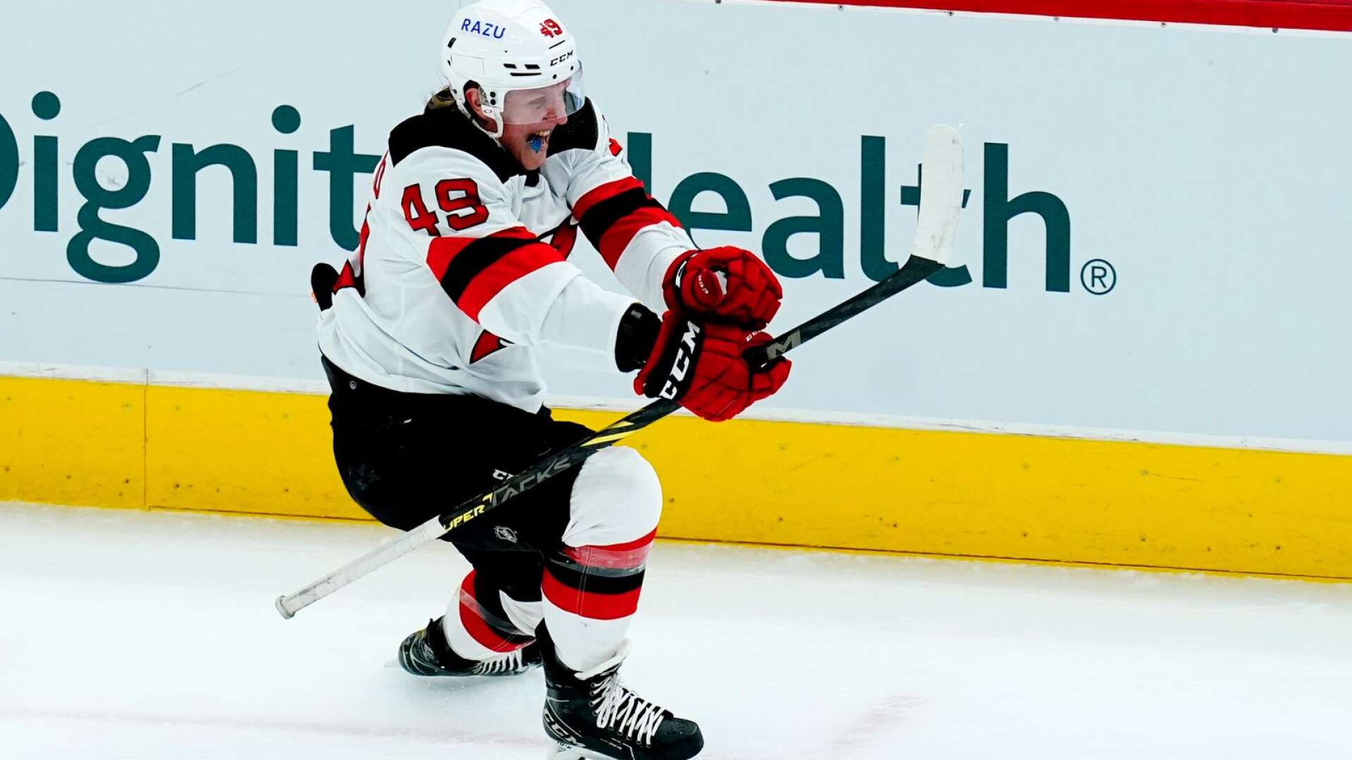 Fabian Zetterlunds gjorde sitt första NHL-mål inatt, när Devils vann över Coyotes med 6-2.