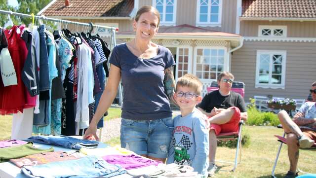 Marie Sjöström och Hebbe Fransson har varit med på Hela Sjötorp säljer alla tre år. Med sig hade de bland annat leksaker och barnkläder och mycket hade blivit sålt redan.
