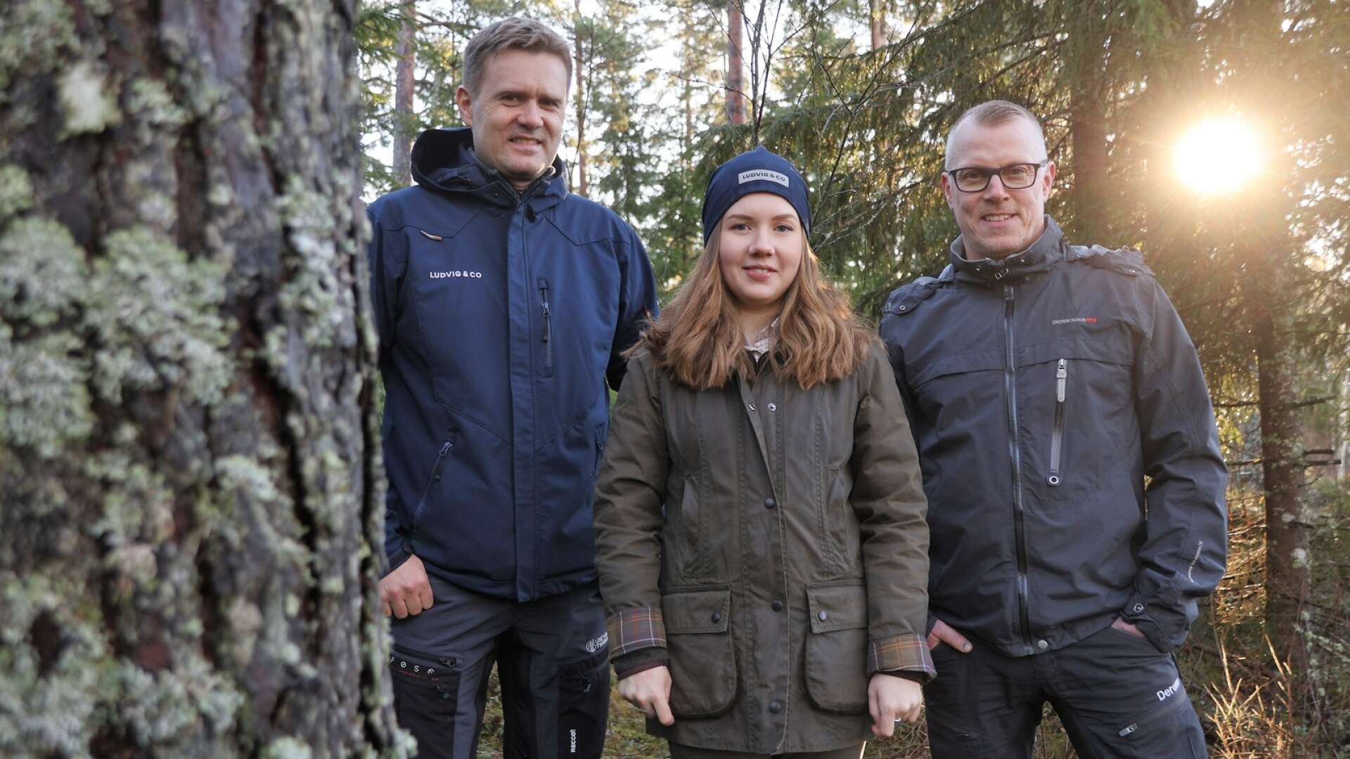 Henrik Pålsson och Emma Andersson, fastighetsmäklare samt skogsmästare vid Ludvig &amp; Co, besökte i torsdags Fredrik Johansson, skogsägare i Dals-Eds kommun, för att presentera förra årets statistik på priset för skog. 