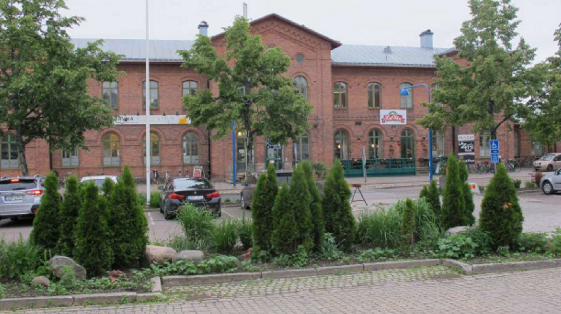 Kvinnan larmade polisen från pizzerian dit hon gick efter att ha blivit avsläppt vid järnvägsstationen i Arvika.
