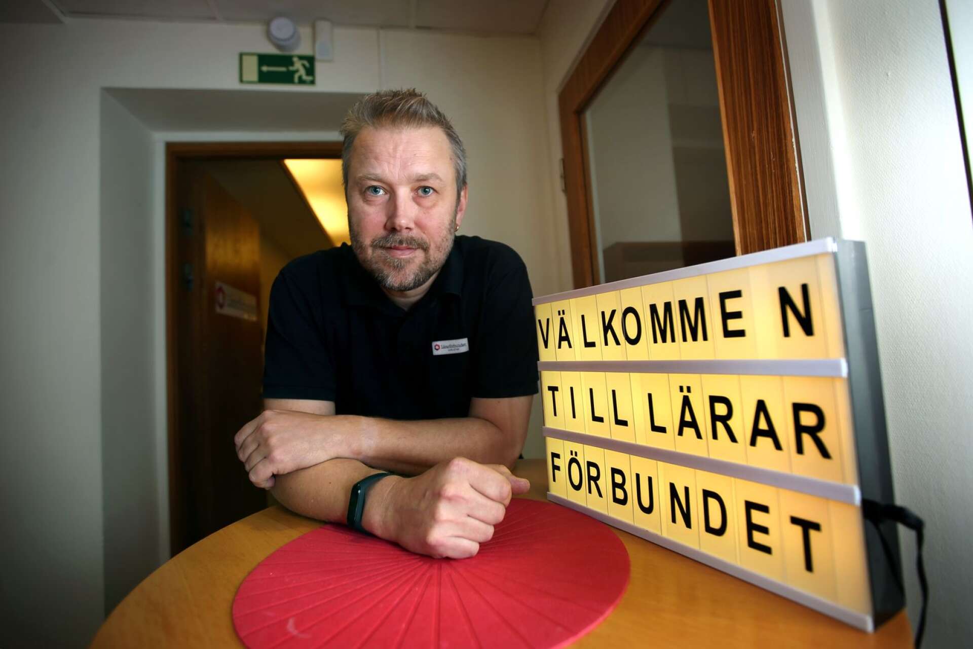 ”Det är orimligt att lärare och elever i den kommunala skolan ska stå för kostnaden för andras valfrihet”, säger Pontus Larsson, ordförande i Lärarförbundet i Karlstad.