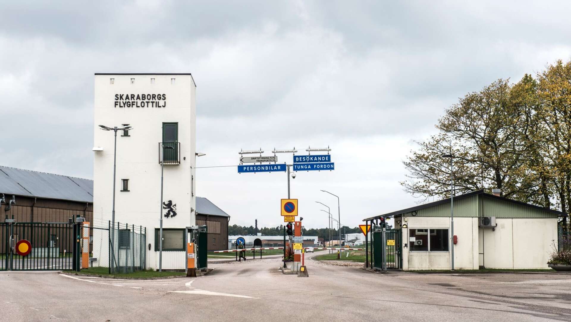 En officer på Skaraborgs flygflottilj misstänks för att ha utsatt en kvinnlig soldat för sexuellt ofredande.