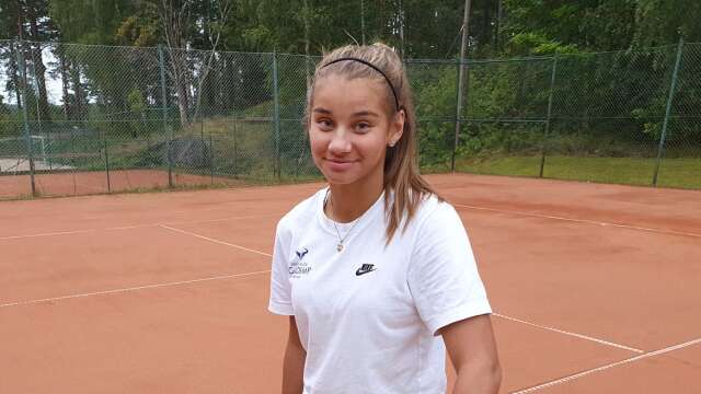 Bella Bergkvist Larsson vann gruppspelet i JSM i Båstad och är klar för kvartsfinal