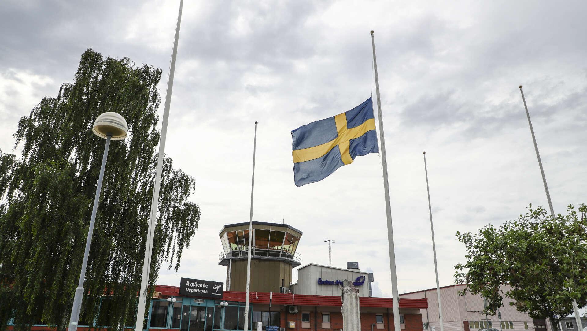 Flagga på halvstång utanför Örebro flygplats. Nio personer tillhörande den lokala fallskärmsklubben är döda efter flygkraschen i Örebro.