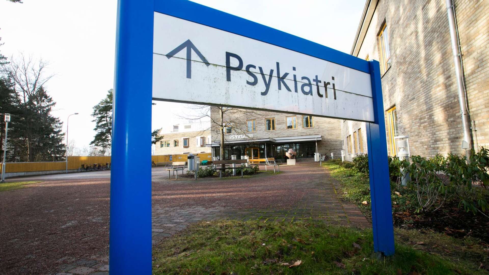Psykiatrihuset i Karlstad skulle bli en nystart för psykvården i Värmland när det invigdes 2011. Men nu larmar personal om att verksamheten har stora problem.