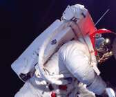 Astronauten Rusty Schweickart i den nya rymddräkten.