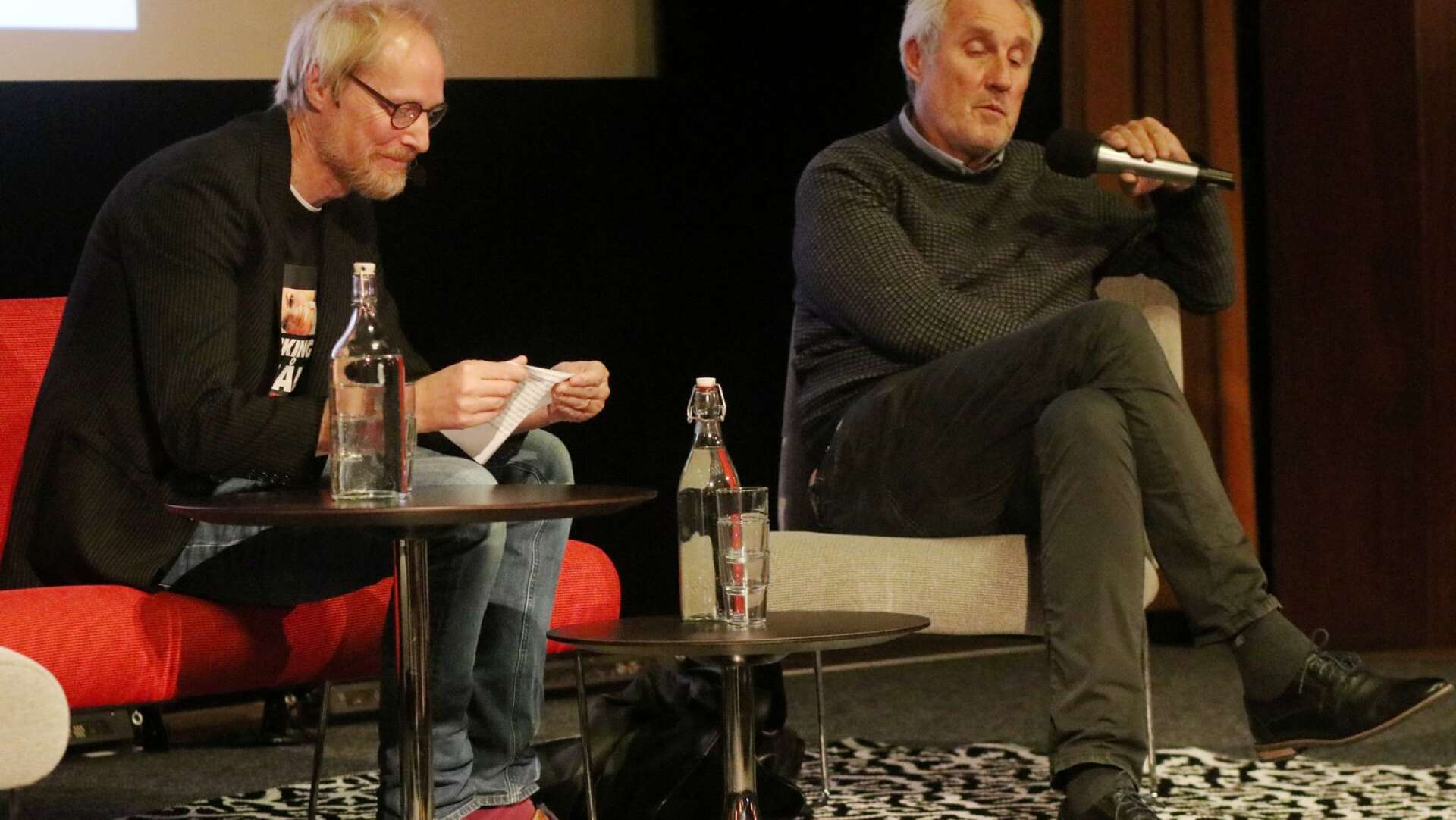 Konferencieren Gunnar Källström (till vänster) intervjuade skådespelaren Ralph Carlsson, som spelar huvudkaraktären Agnes pappa Olof i “Fucking Åmål”.
   