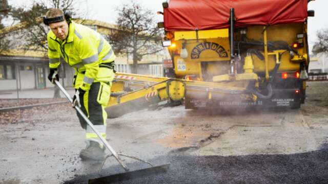 Markarbeten och asfaltering vid Välsvikens handelsområde påverkar E18 under Augusti.