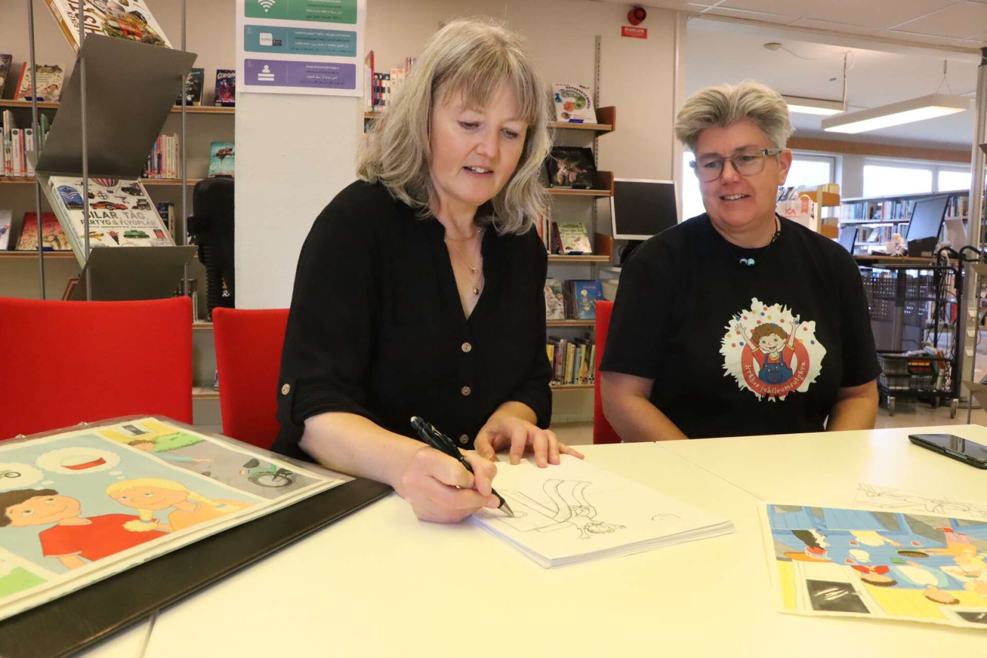 Kråkeböckerna uppmärksammades på biblioteket i Hova. Böckernas illustratör Jessica Lindholm och författaren Marie Bosson Rydell var på plats.