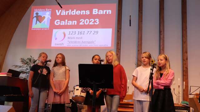 Svenska kyrkans barnkör sjöng på Världens barn-galan i Mokyrkan i Hova.