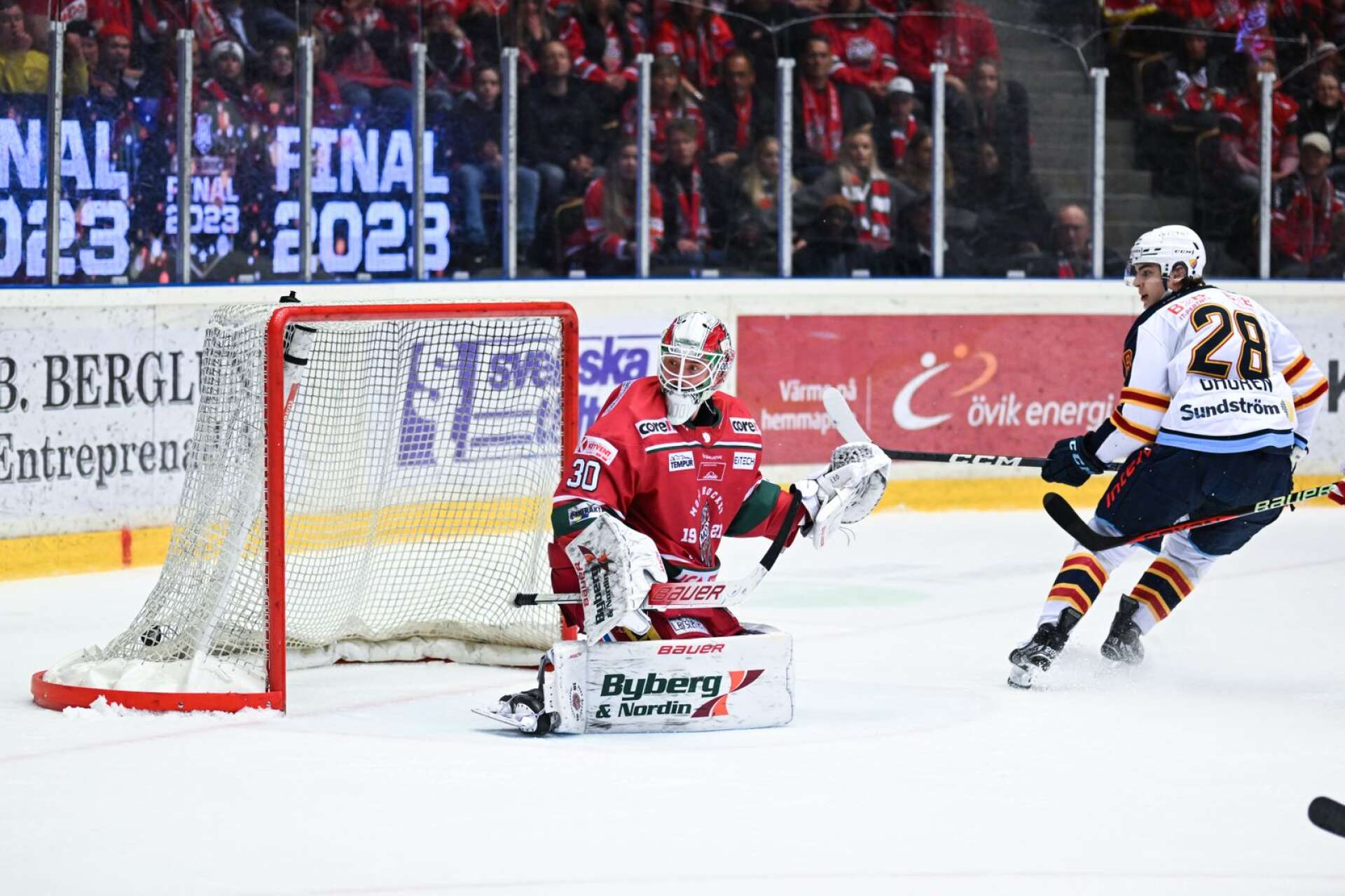 Liam Öhgren med ett mål mot Modo i den Hockeyallsvenska finalen. 