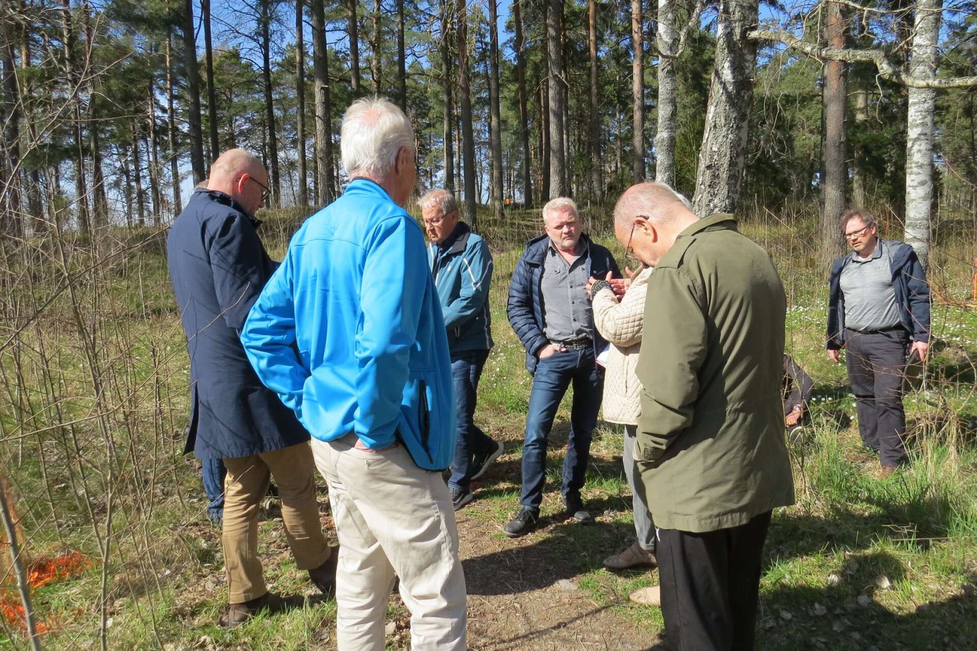 Den 8 maj hölls ett möte med bland andra kommunalrådet Michael Karlsson (M) i det lilla skogsområdet vid E45-rondellen.