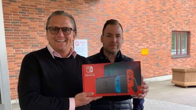 Nu får barnen på Lekterapin ett nytt Nintendo Switch. Här Johan Ekstam, t v, och Christer Friberg från Round Table 47 som var de som en gång i tiden samlade in pengar till de spel som nu stulits.