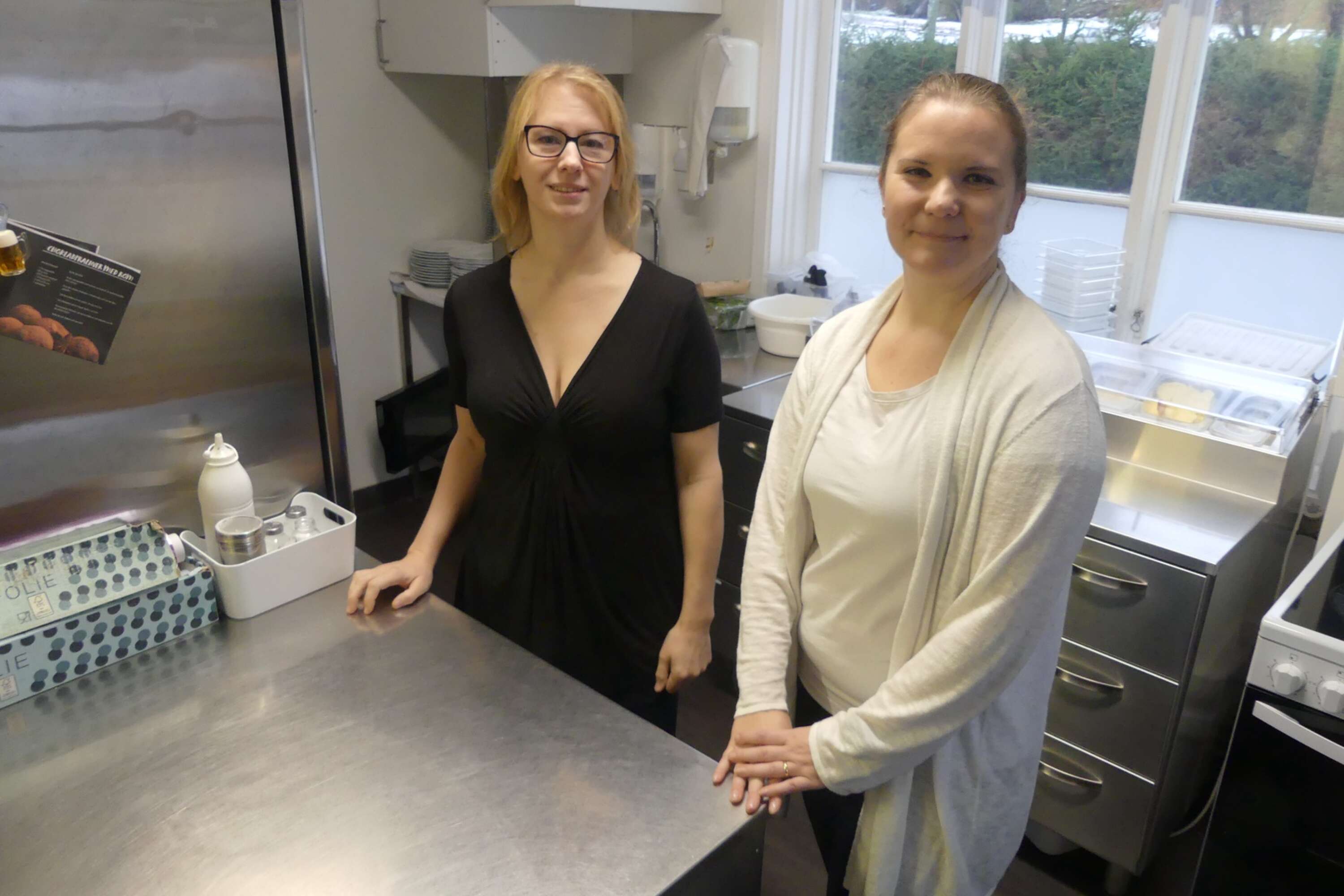 Ramona Marberg och Helena Nordhagen i det fullt utrustade restaurangköket. Det finns planer på att utöka verksamheten med dagens lunch.