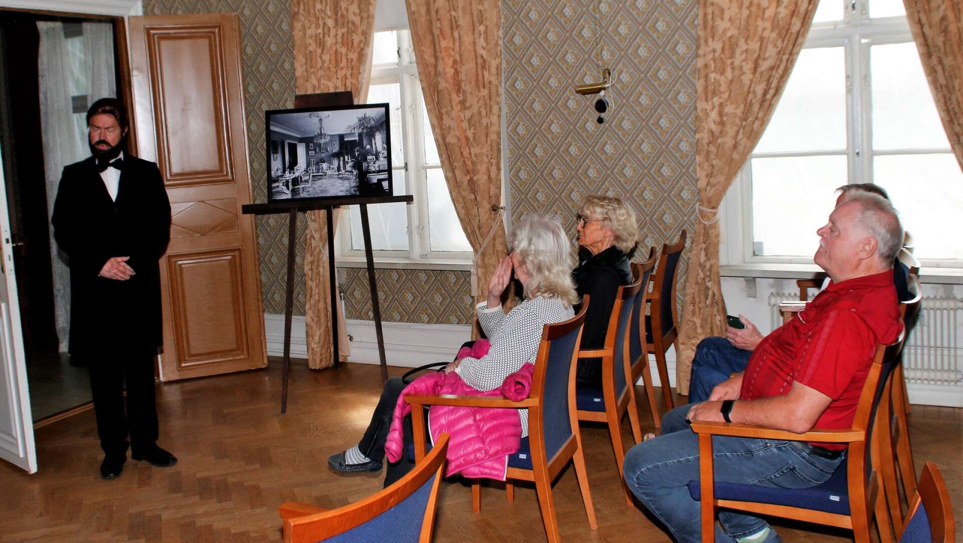 Mayvy Weckström, Harry Weckström, Tommy Bender och Britt-Louise Nord lyssnade på när Alfred Nobel berättade om sitt liv.