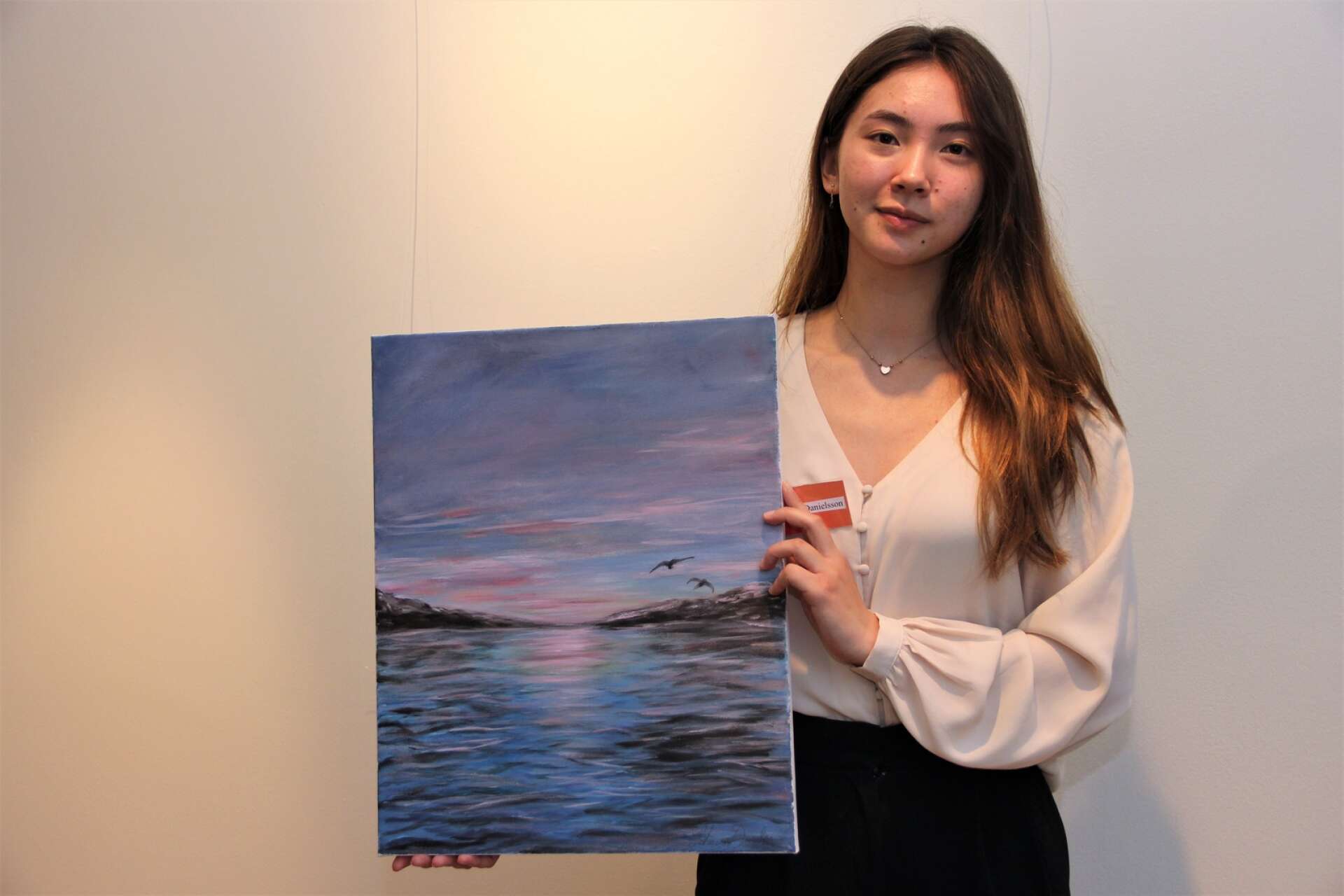 Konst runt Möckelns ungdomsstipendiat i år är 18-åriga Johanna Danielsson, som här syns med målningen ”Det ingen ser”.