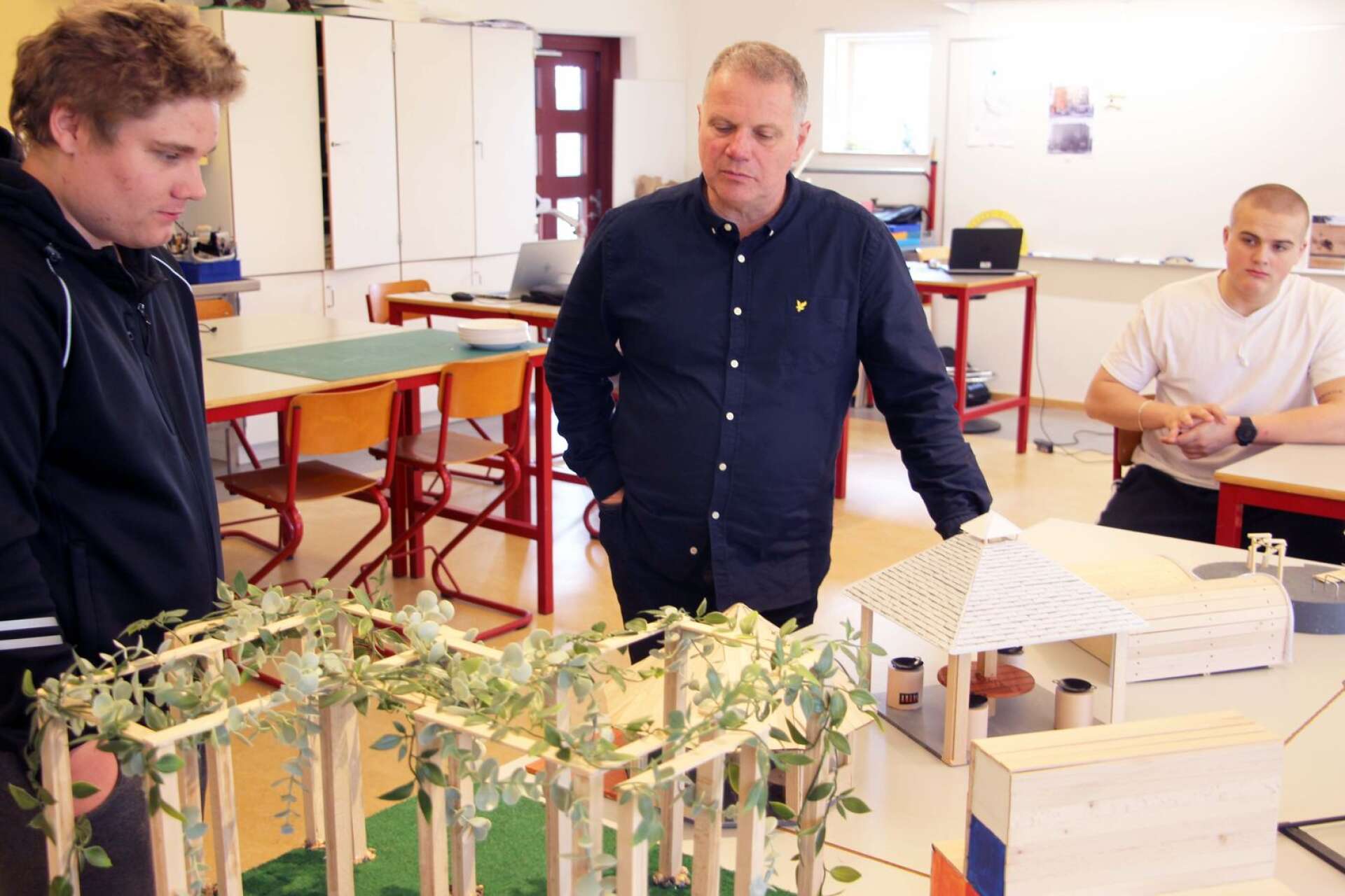 Teknikläraren Kenneth Andersson var imponerad av eleverna arbete och idéer.