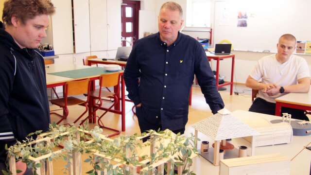 Teknikläraren Kenneth Andersson var imponerad av eleverna arbete och idéer.