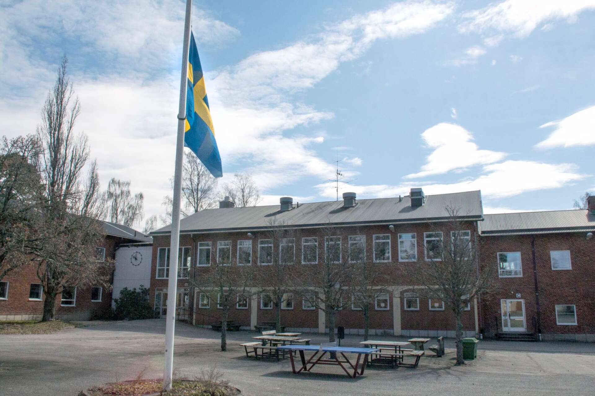 Flaggan vajar på halv stång på skolgården utanför Möckelngymnasiet i Degerfors.