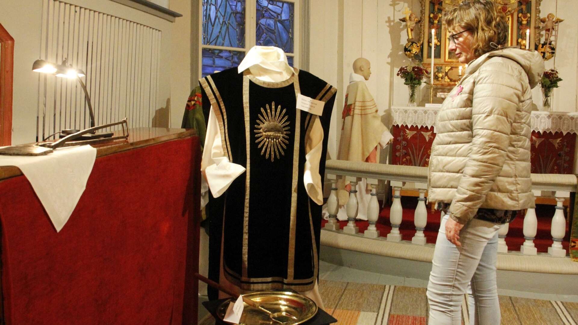 Lisbeth Schagerholm, var en av besökarna som imponerades av textilierna i kyrkan.