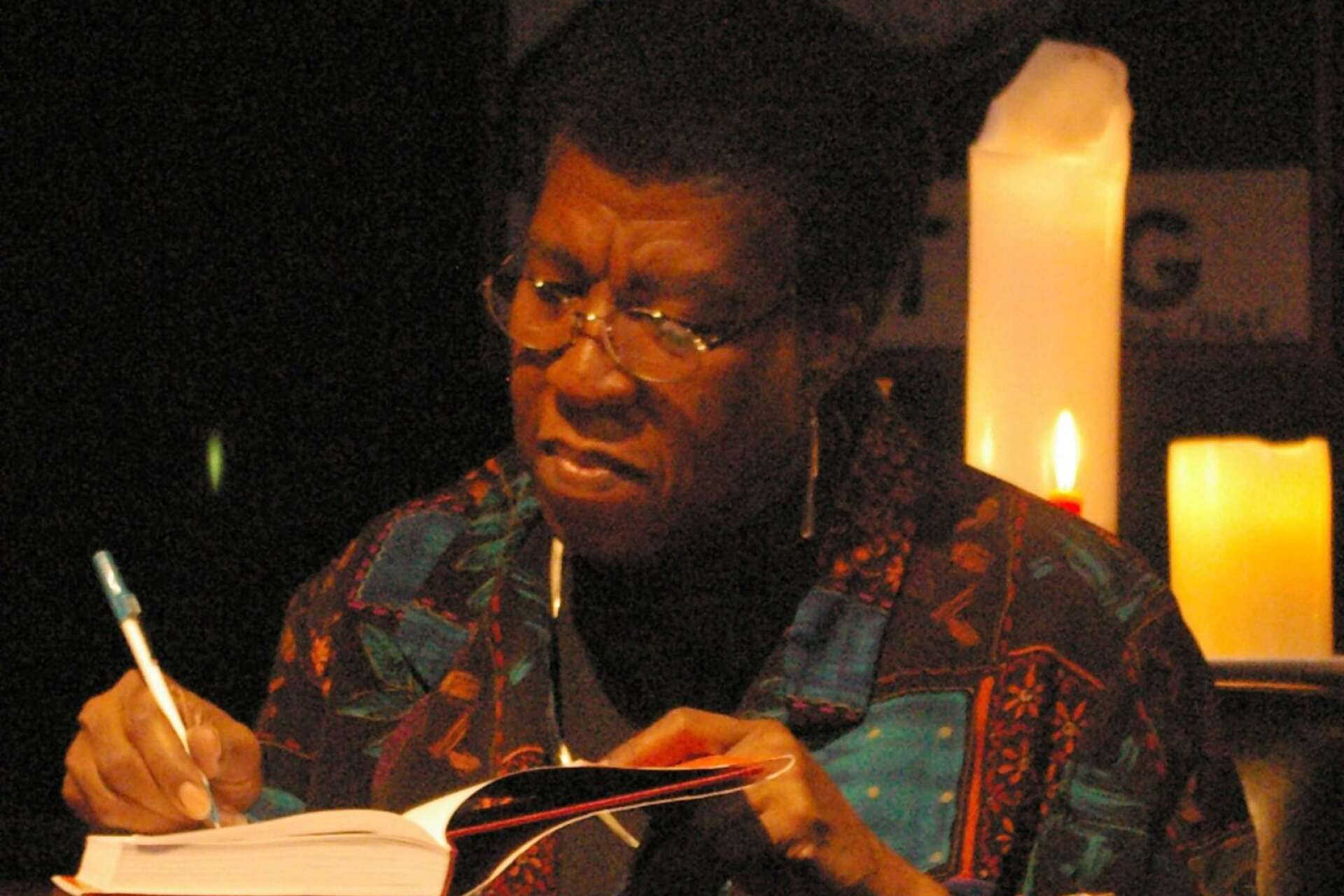 Octavia E Butler signerar en av sina böcker 2005. Hennes verk präglas av stor etnisk mångfald.