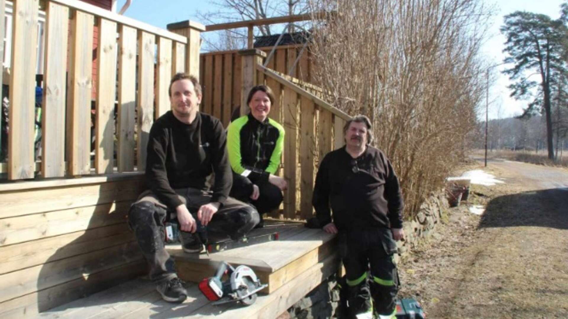 Jörgen Persson, Evylyn Bjord och Kjell Persson skänker 20 kronor i timmen till Röda korsets arbete i Ukraina.