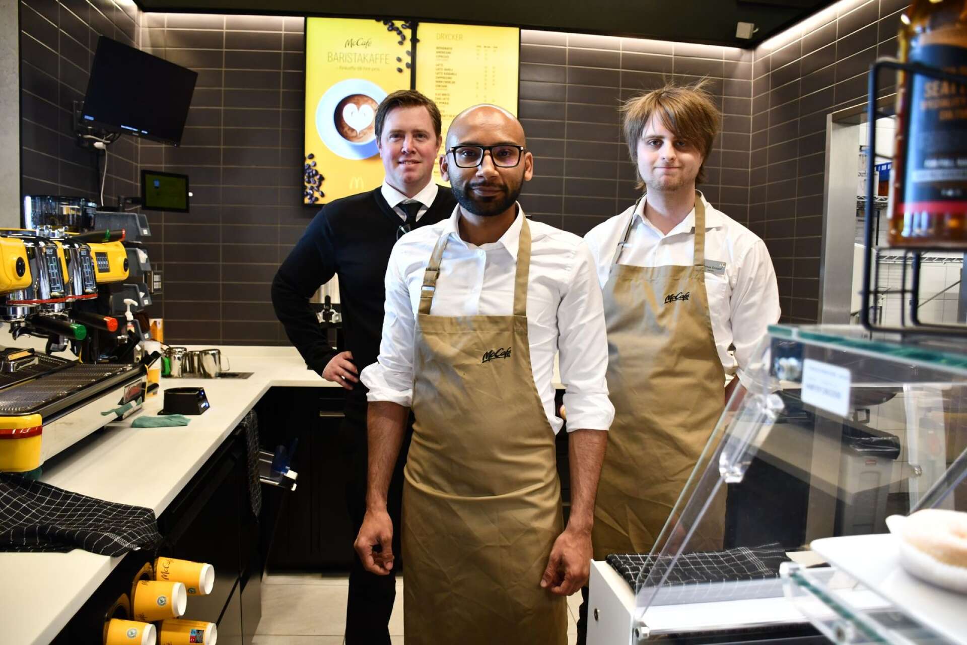 Supervisor Henrik Nilsson, restaurangchef Abdul Qayyum och nyutbildade baristan Rasmus Ensson i McDonald’s nya kafésatsning i Charlottenberg.