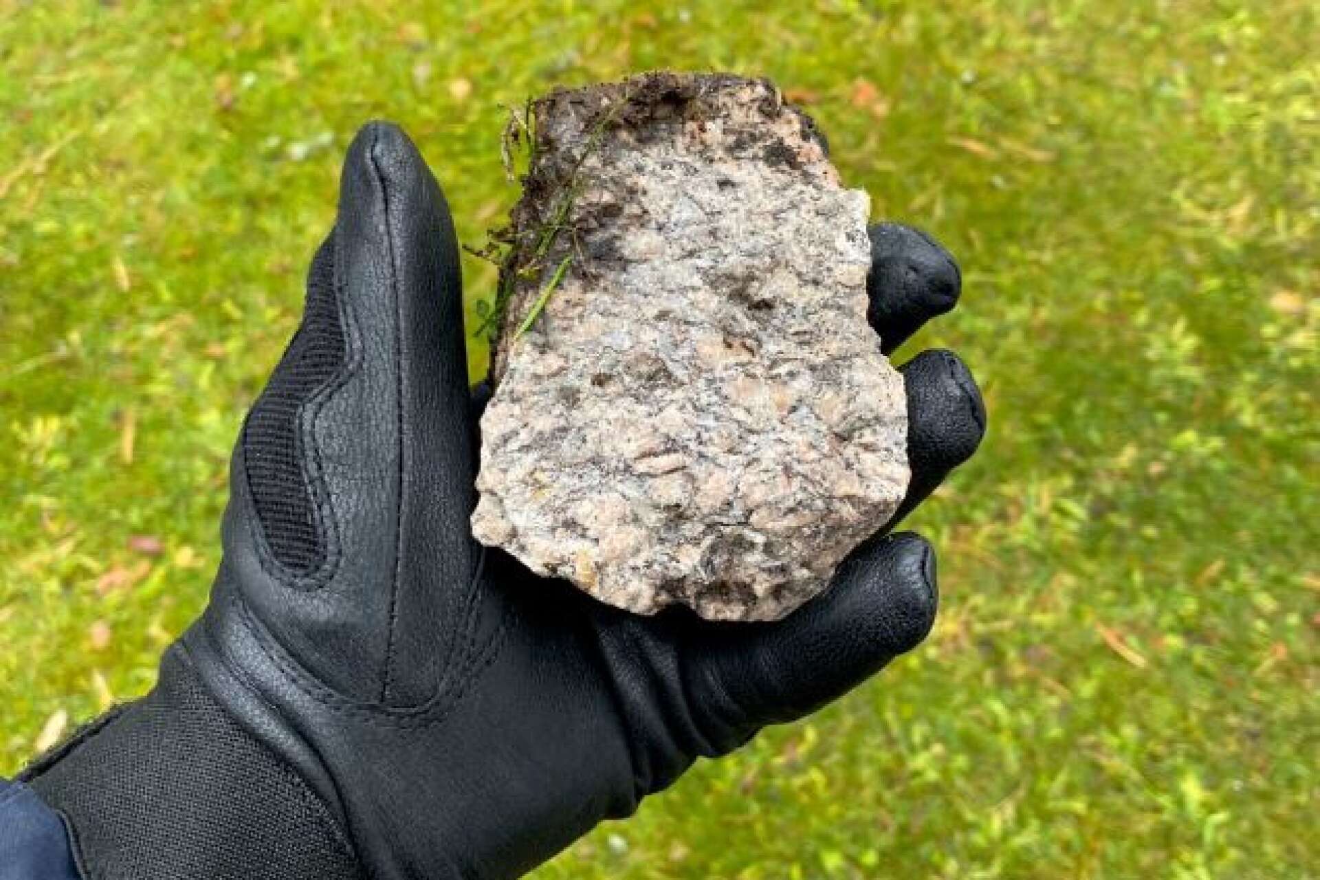 Stenen beskrivs av polisen som ”knytnävsstor” och visade sig väga nära ett halvt kilo. Bild ur polisens förundersökning.