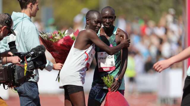 Edmond Kipngetich vann halvmaran Göteborgsvarvet och får en kram efter målgång av sin kenyanske landsman Bravin Kiprop (i vitt).