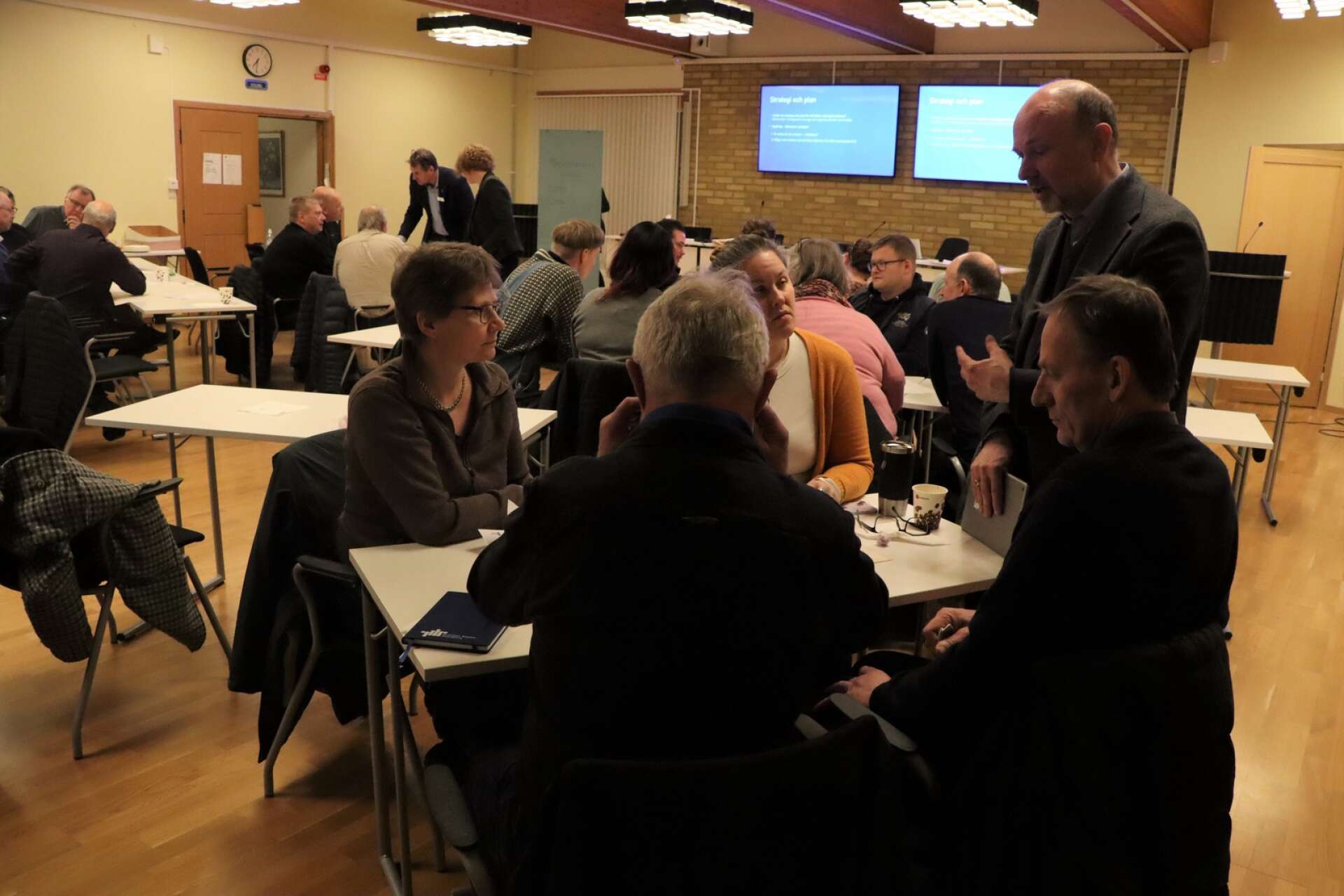 Diskussion i grupper av företagare om förslaget till plan för att utveckla företagsklimatet. Stående i bild till höger är kommunstyrelsens ordförande Björn Thodenius (M).