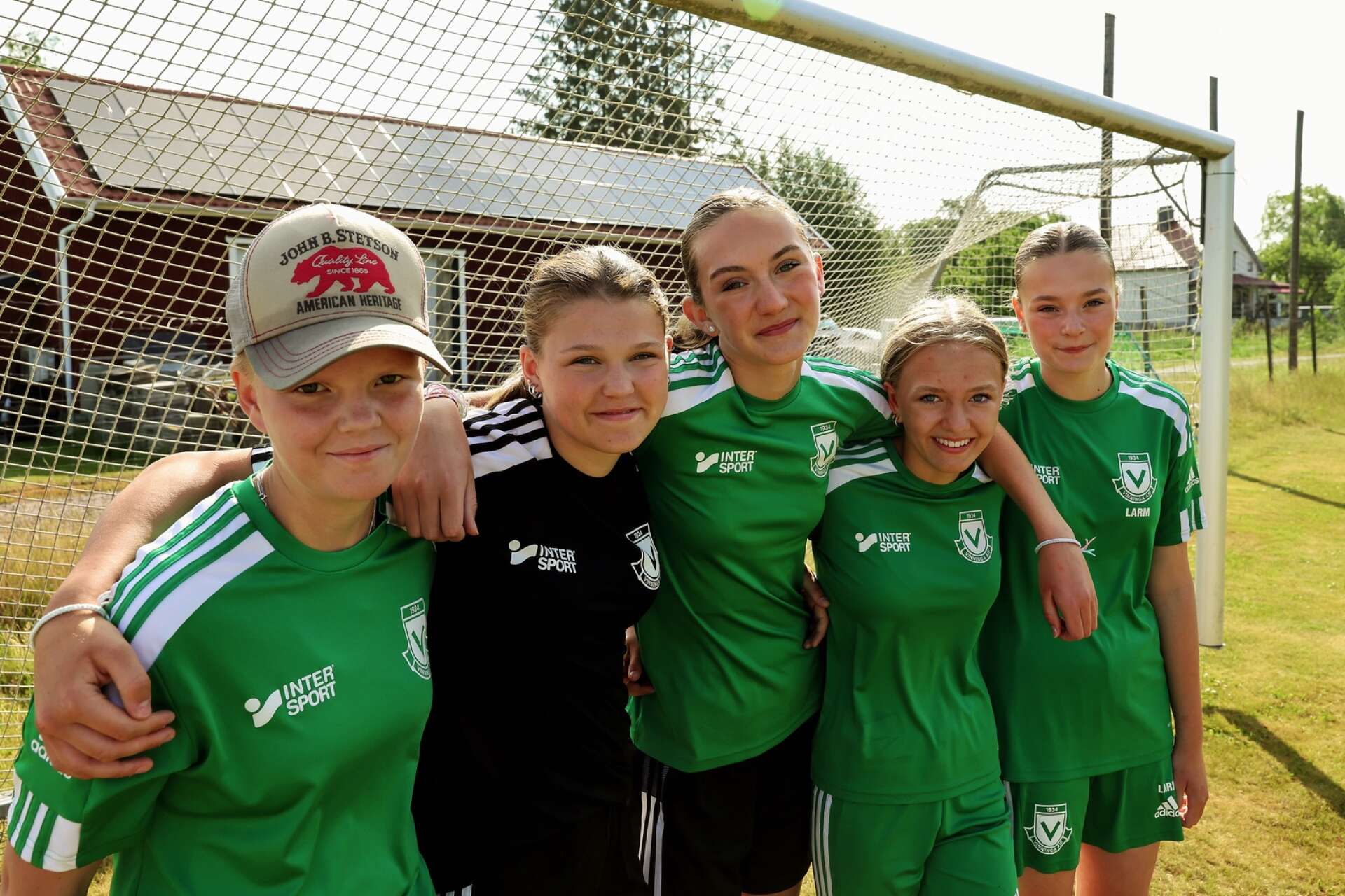 Emma Ringblom, Isa Karlgren, Alma Eriksson, Astrid Hemberg och Melina Larm har anordnat sommarfotboll i Vinninga.