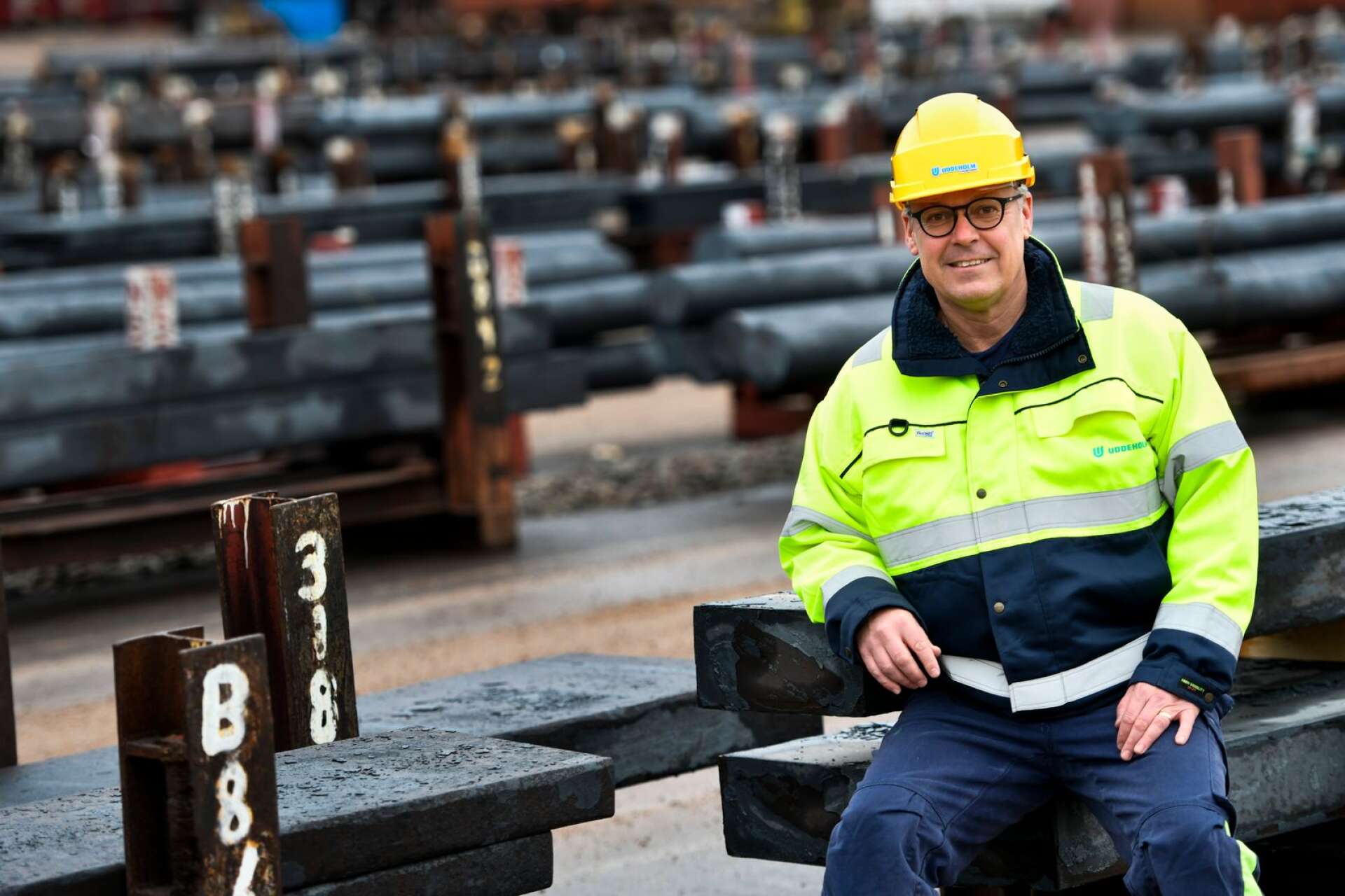 Uddeholm levererar 55000 ton stål per år till ett värde av 3 miljarder kronor, berättar kommunikationschef Robert Gustafsson. Han visar NWT några centrala delar av verket, men det finns förstås mycket mer. Ska man se hela det stora verksområdet blir det en runda på en mil.