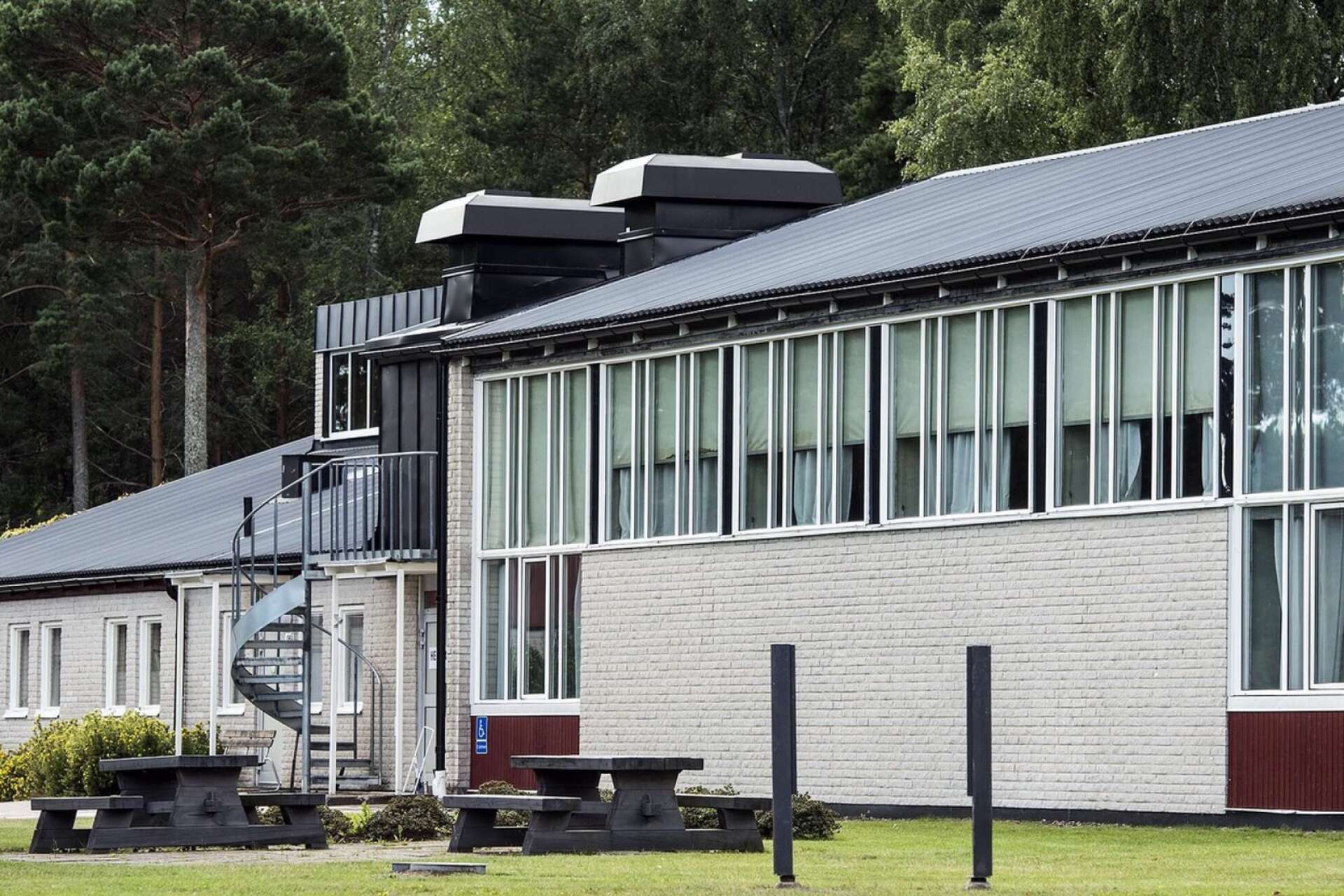 Riva eller renovera Sätterstrands badhus? Det är en fråga där de styrande partierna och oppositionen på Hammarö är oense. På måndag är badhuset åter ett ärende för kommunstyrelsen. Förslaget är att riva byggnaden för 1,5 miljoner kronor.