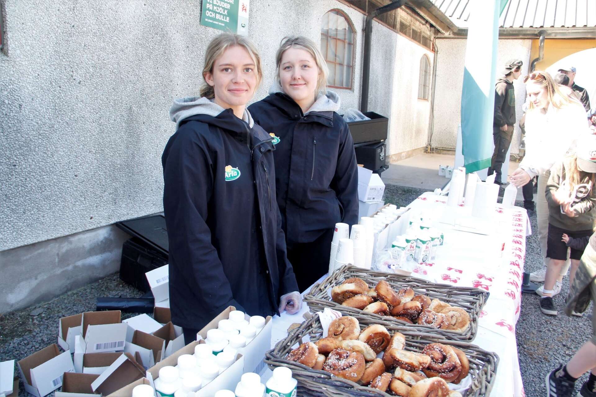 Ida Candert och Agnes Eriksson delade ut bullar och mjölk. De tillhör ett team från ett eventbolag som i detta fall reser runt och jobbar för Arla.