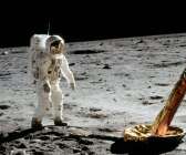 Aldrin vid ett av månlandarens ben.