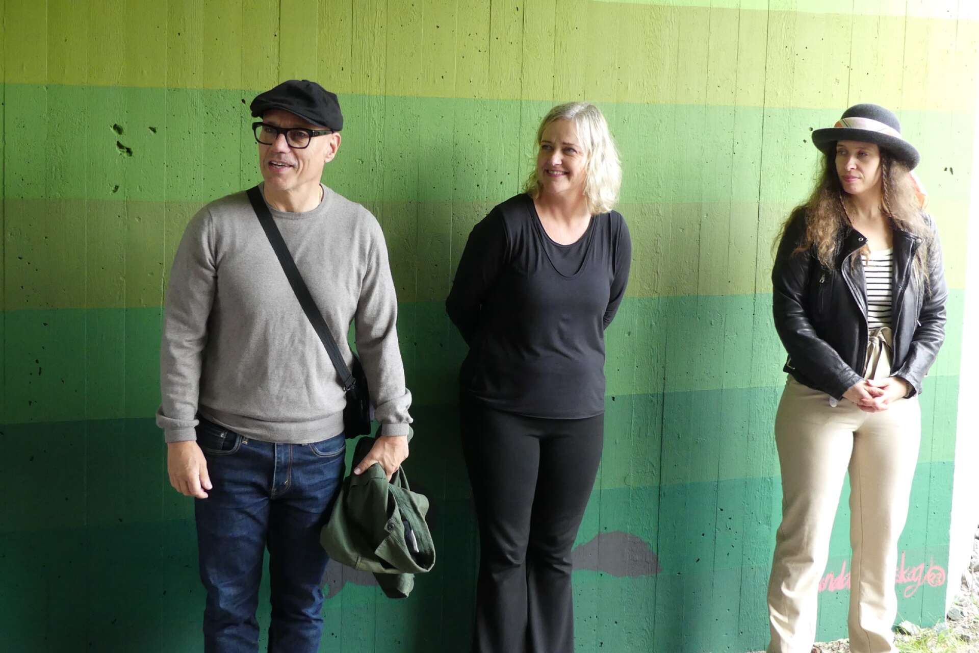 Ulf Berglund, Kulturchef, Camilla Bark, Kultursamordnare och Amanda Hareskog, konstnären. 