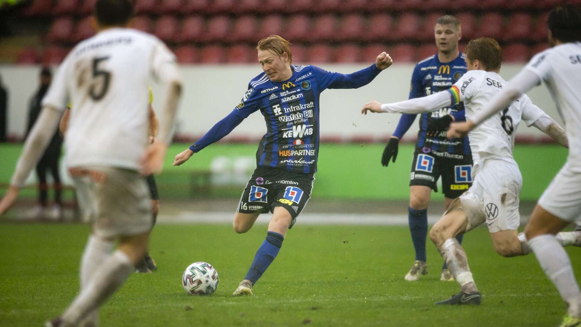 Karlstad Fotbolls Jacob Ericsson testar skott i hemmamatchen mot BP. Nu lämnar laget Tingvalla. 