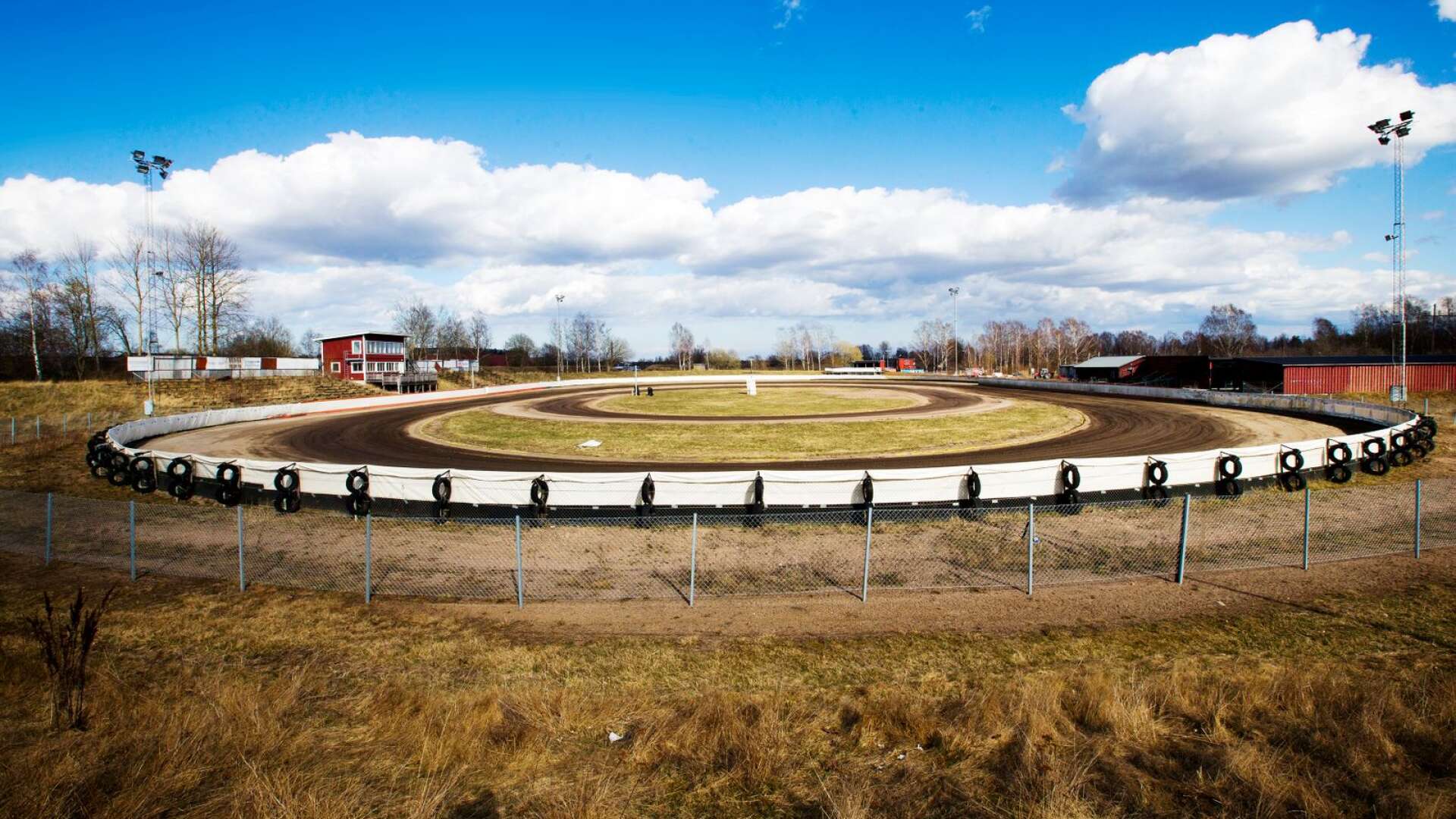 Kalvholmenbanan i Karlstad är upprustad och väntar bara på en luftsarg för att vara fullt godkänd för tävlingsverksamhet.