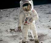 Ett av världens mest berömda fotografier. Aldrin på månen, med Armstrong speglades i visiret på hans rymdhjälm.