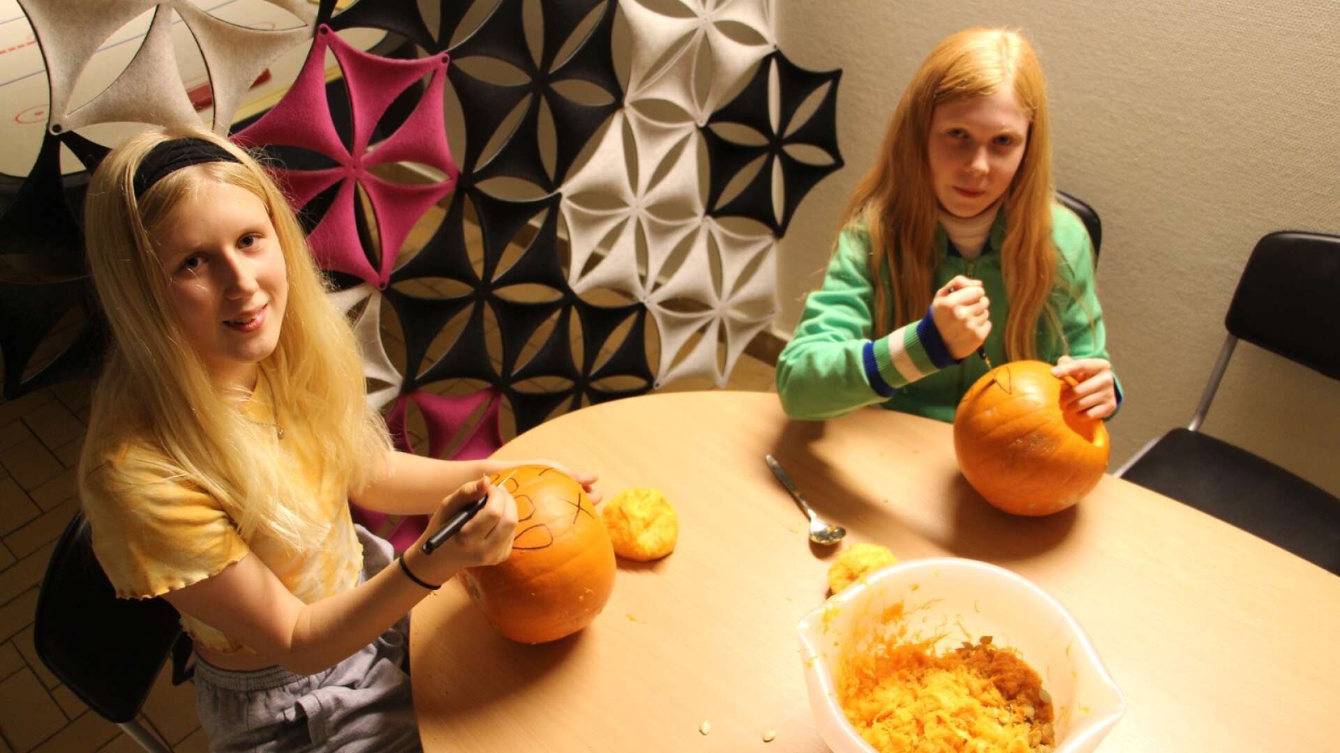 Klasskompisarna Lena Strandberg och Iris Bohnsack från Skövde hade tagit sig an uppgiften att få till en riktig Halloween-pumpa.