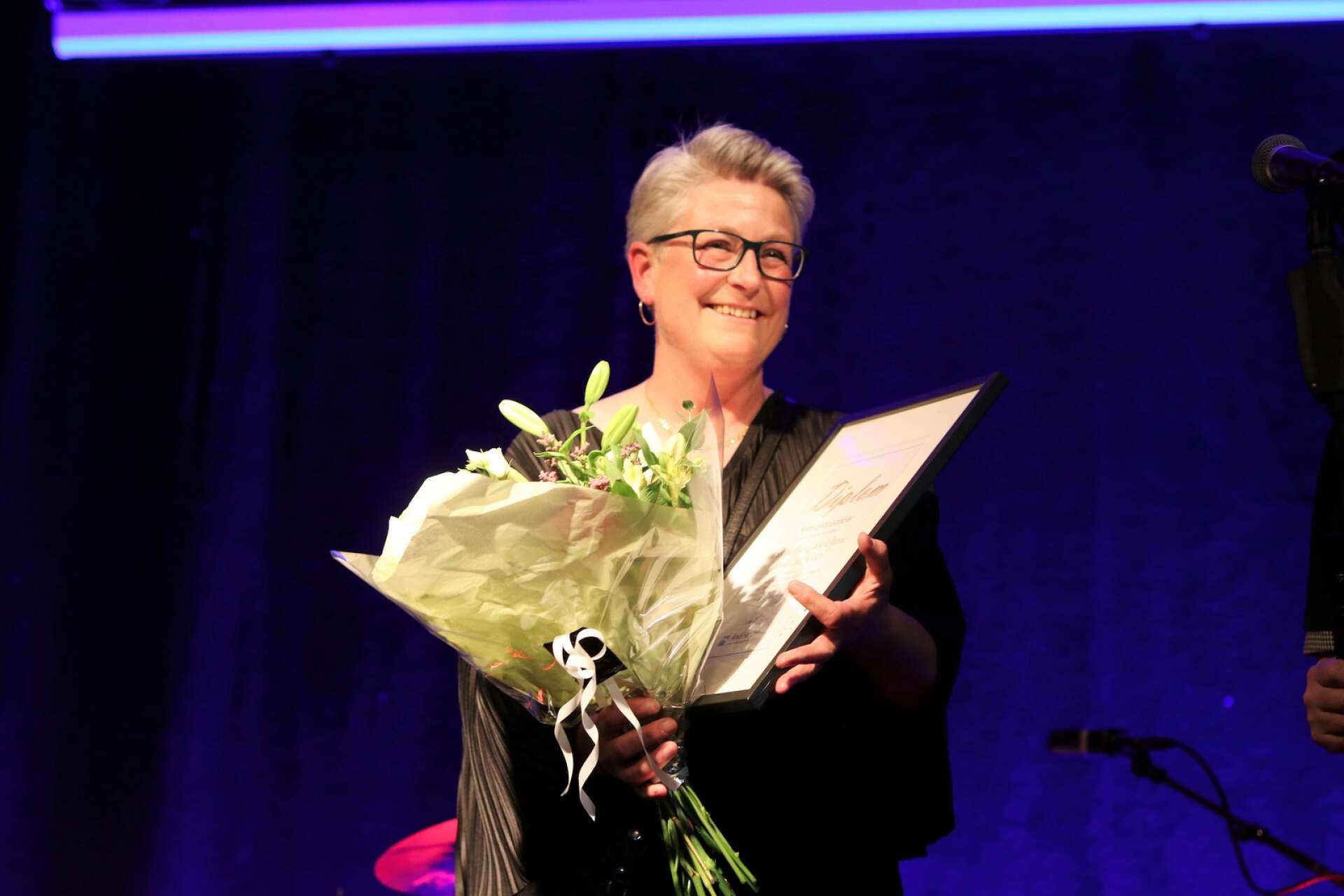 Iia Abenius från Åmåls stadshotell tog emot priset för Årets ambassadörer å Elisabeth och Lasse Oravas vägnar.