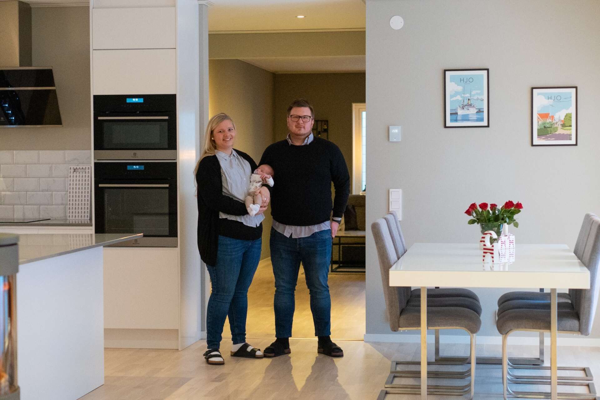 Sofie Svensson, Alva Wester och Mikael Wester trivs bra i sitt nybyggda hus på Knäpplan.