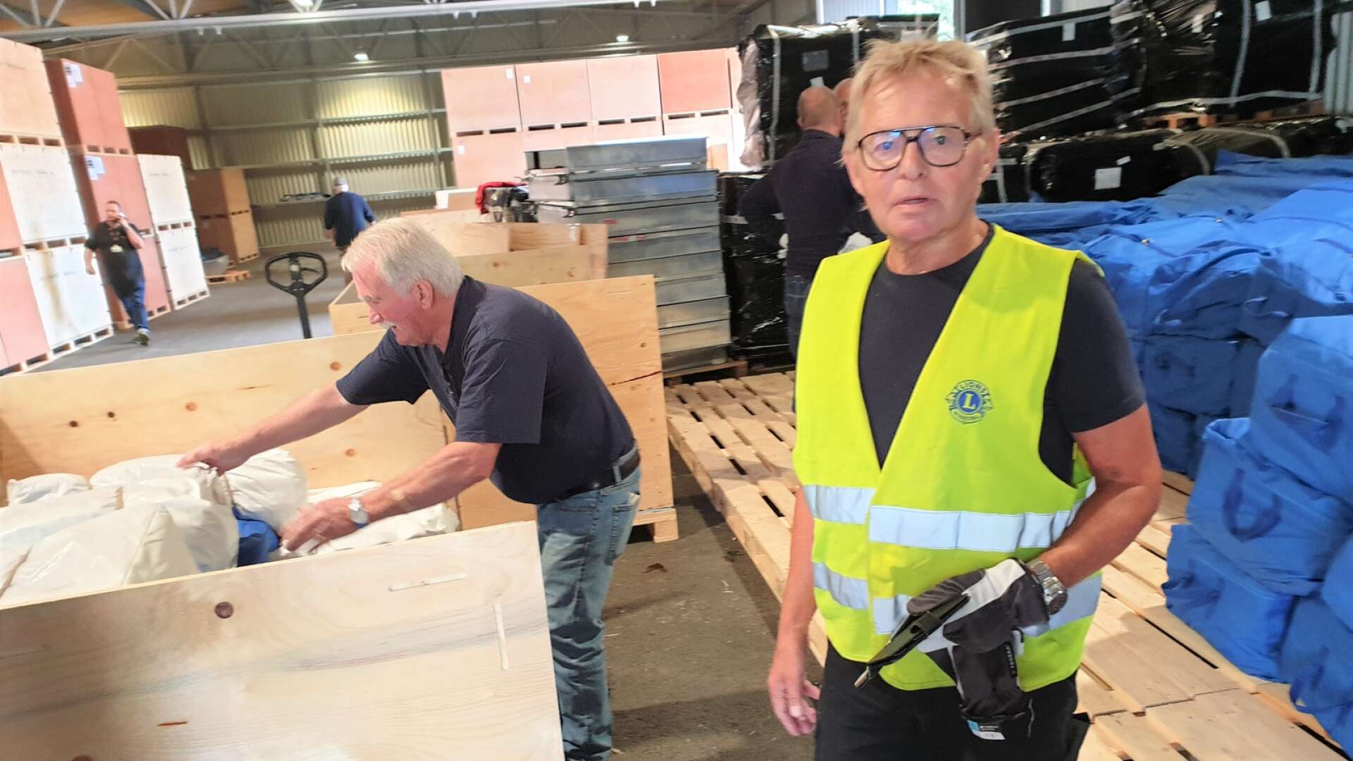 Lars Nilsson och Björn Åström, från Lions, packar tält åt MSB i Kristinehamn. Tälten ska till Haiti.