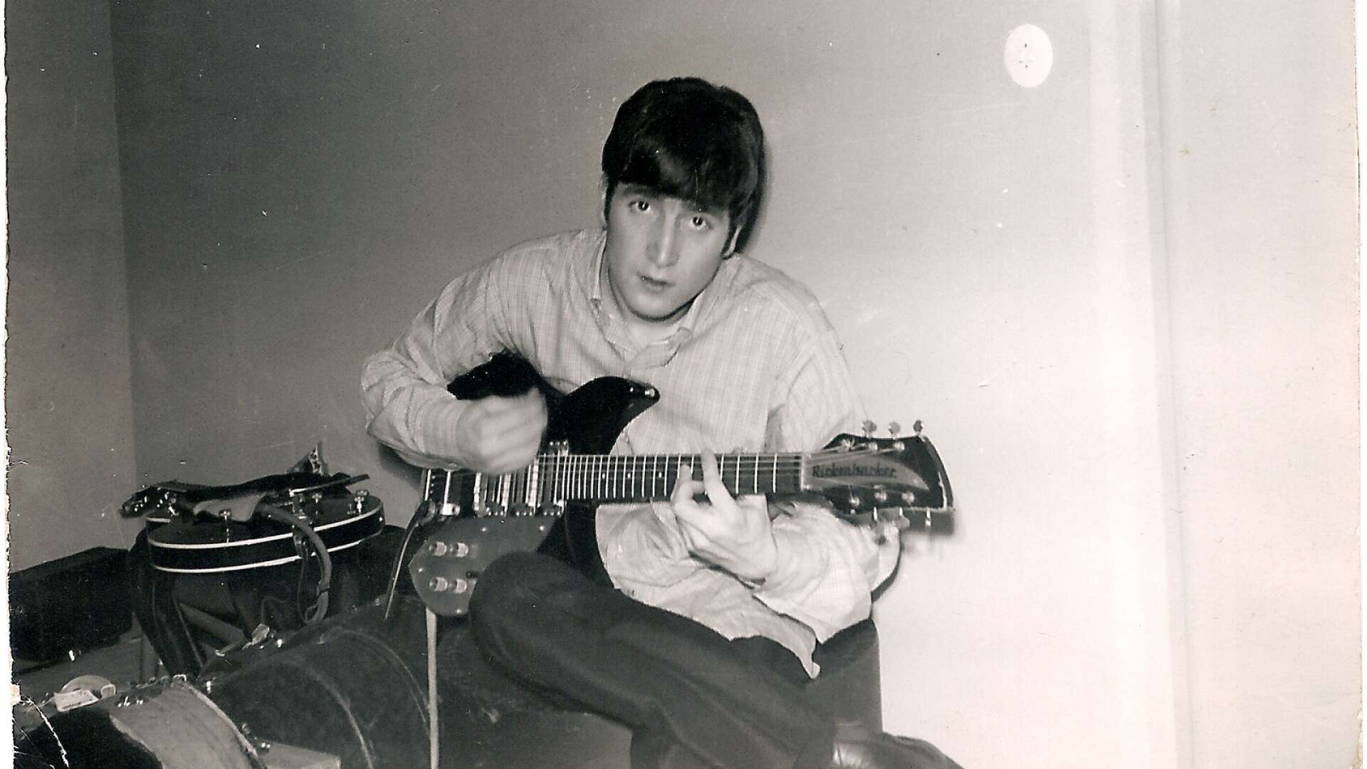 John Lennon i logen under scenen i Sundstagymnasiets aula. På fredagskvällen den 25 oktober 1963, alltså för 60 år sedan, gjorde The Beatles två konserter i Karlstad. 