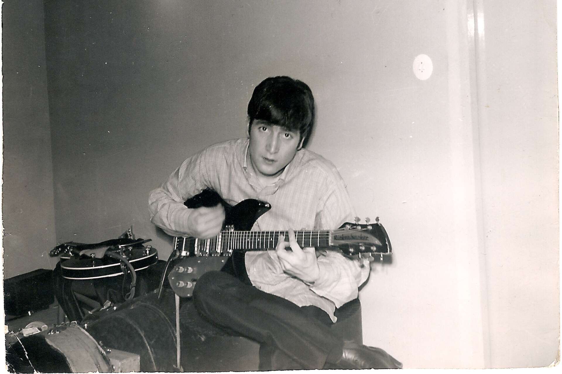 John Lennon i logen under scenen i Sundstagymnasiets aula. På fredagskvällen den 25 oktober 1963, alltså för 60 år sedan, gjorde The Beatles två konserter i Karlstad. 